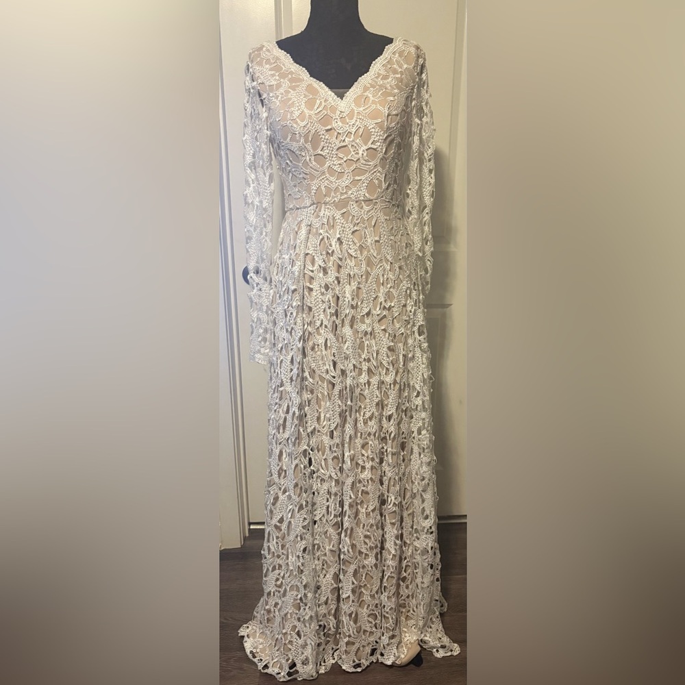 Merry's elegant crochet lace long sleeve white wedding dress